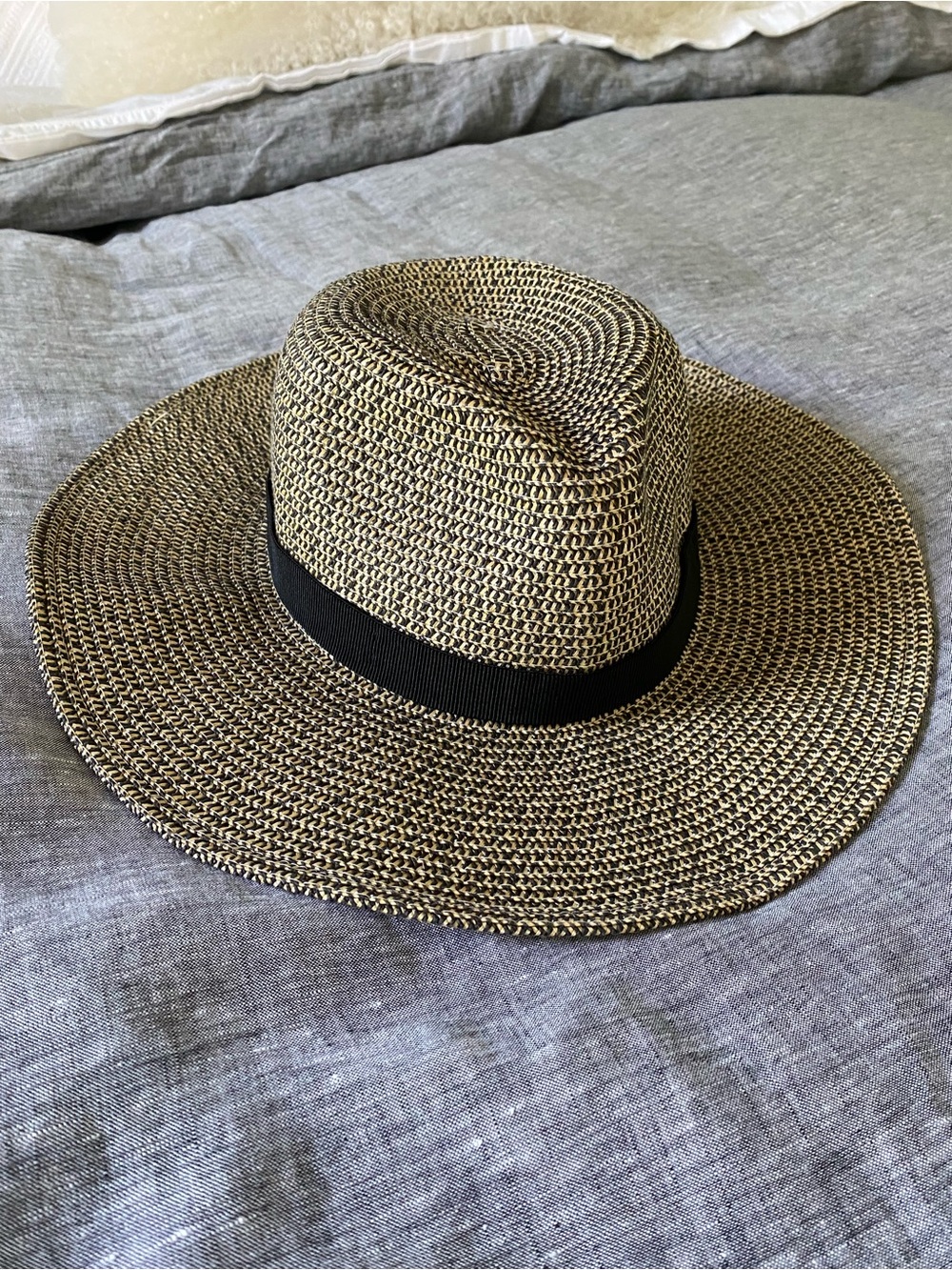 J.Crew Wide Brim Straw beach hat with Black Band - foldable